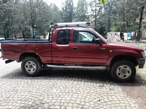 Toyota Hilux 2000 Red