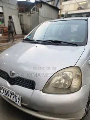 Photo - Toyota Vitz 2001 Silver