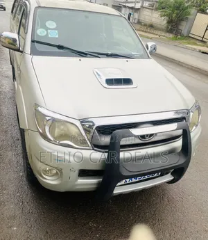 Photo - Toyota Hilux 2011 Silver