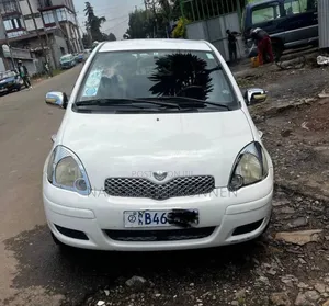 Photo - Toyota Vitz 2004 White