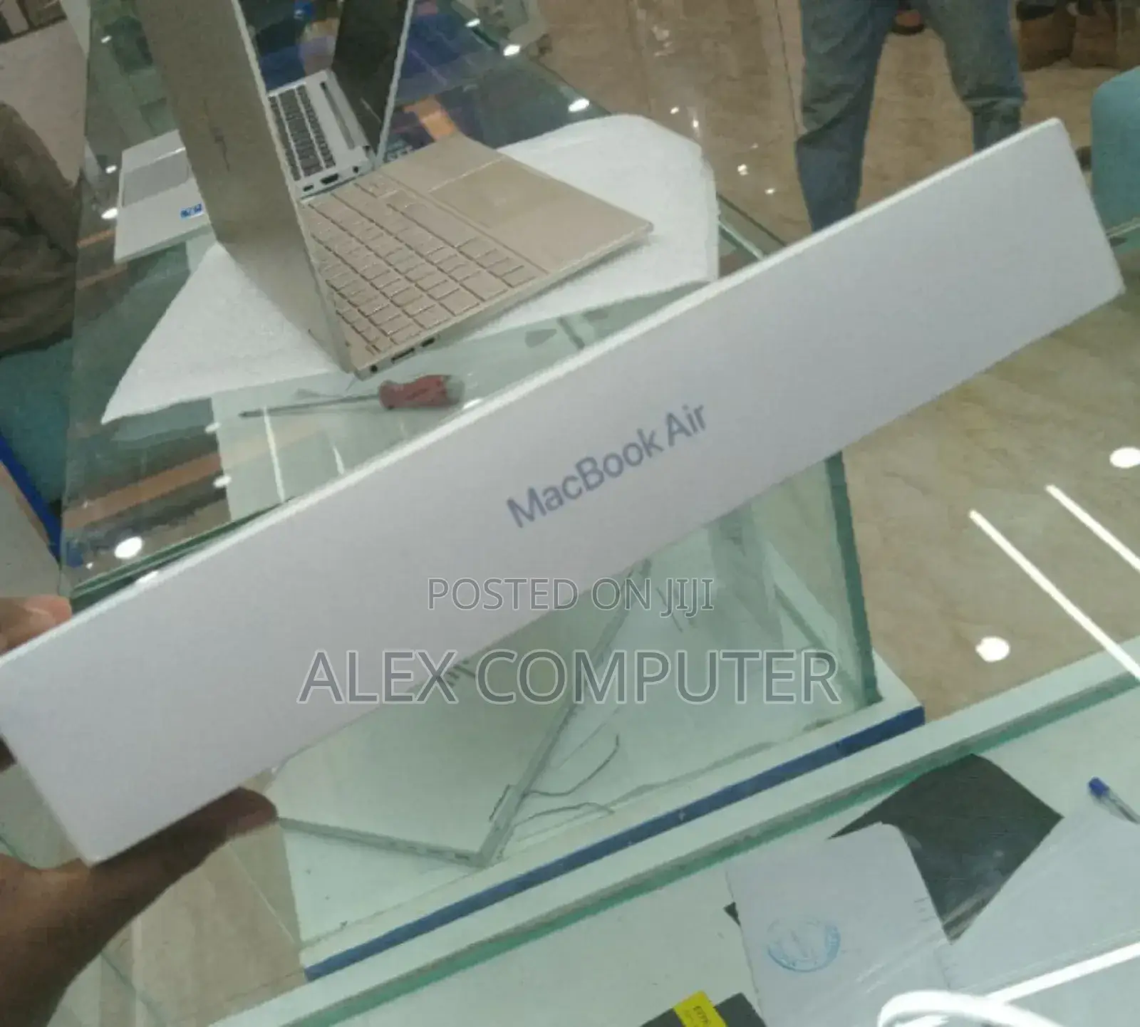 New Laptop Apple MacBook Air 2025 M4 13-Inch 16GB Apple M4 SSD 512GB