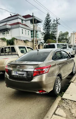 Toyota Yaris 2017 Gold