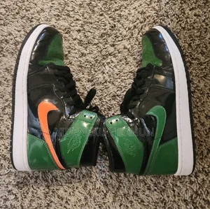 Photo - Air Jordan 1 Black and Green Retro High Og