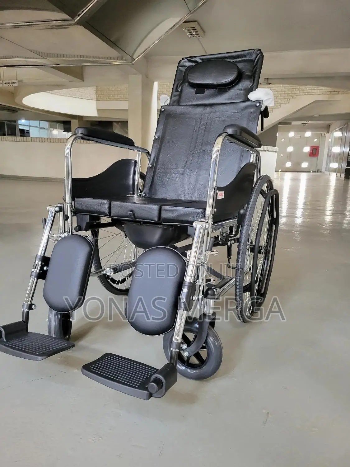 Wheelchair=Wheelchair Boasts a Swing-Away, Height-Adjustable
