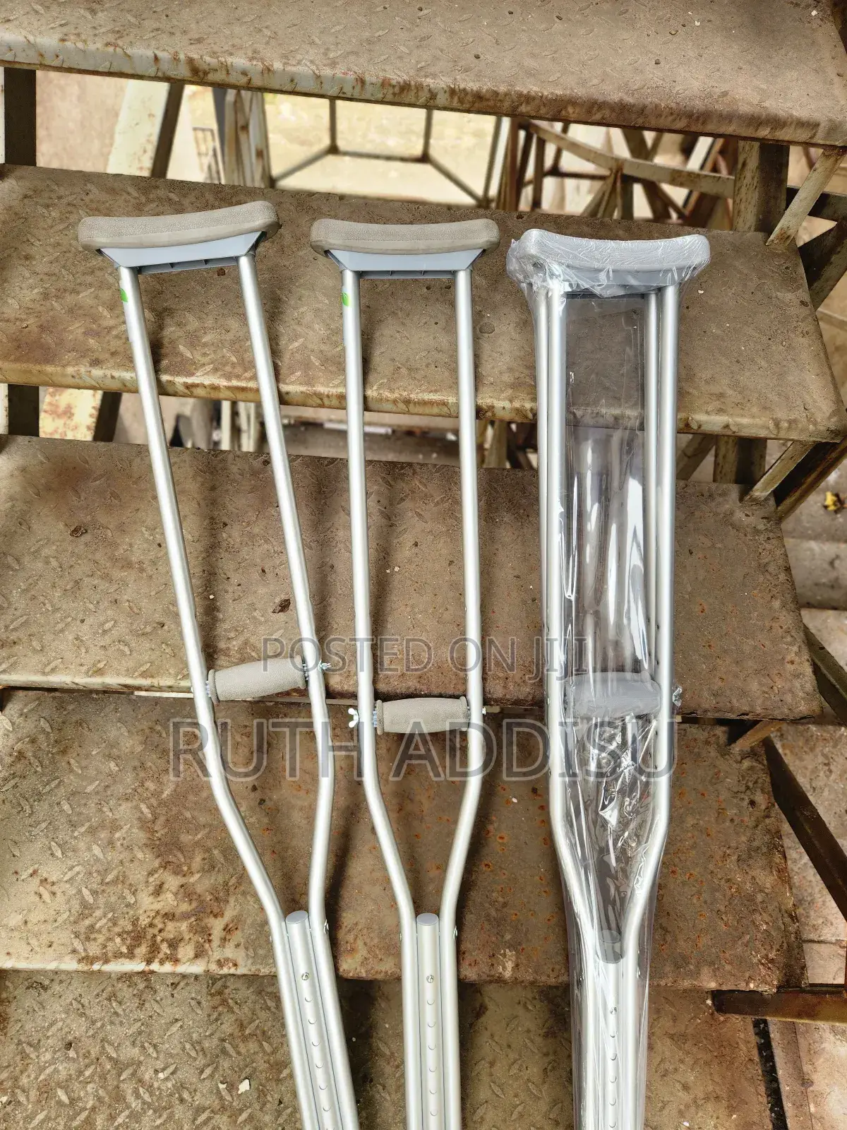 Crutches靠近crutches袸審crutches盎蔽crutches𣋡我crutches𢏺你crutches