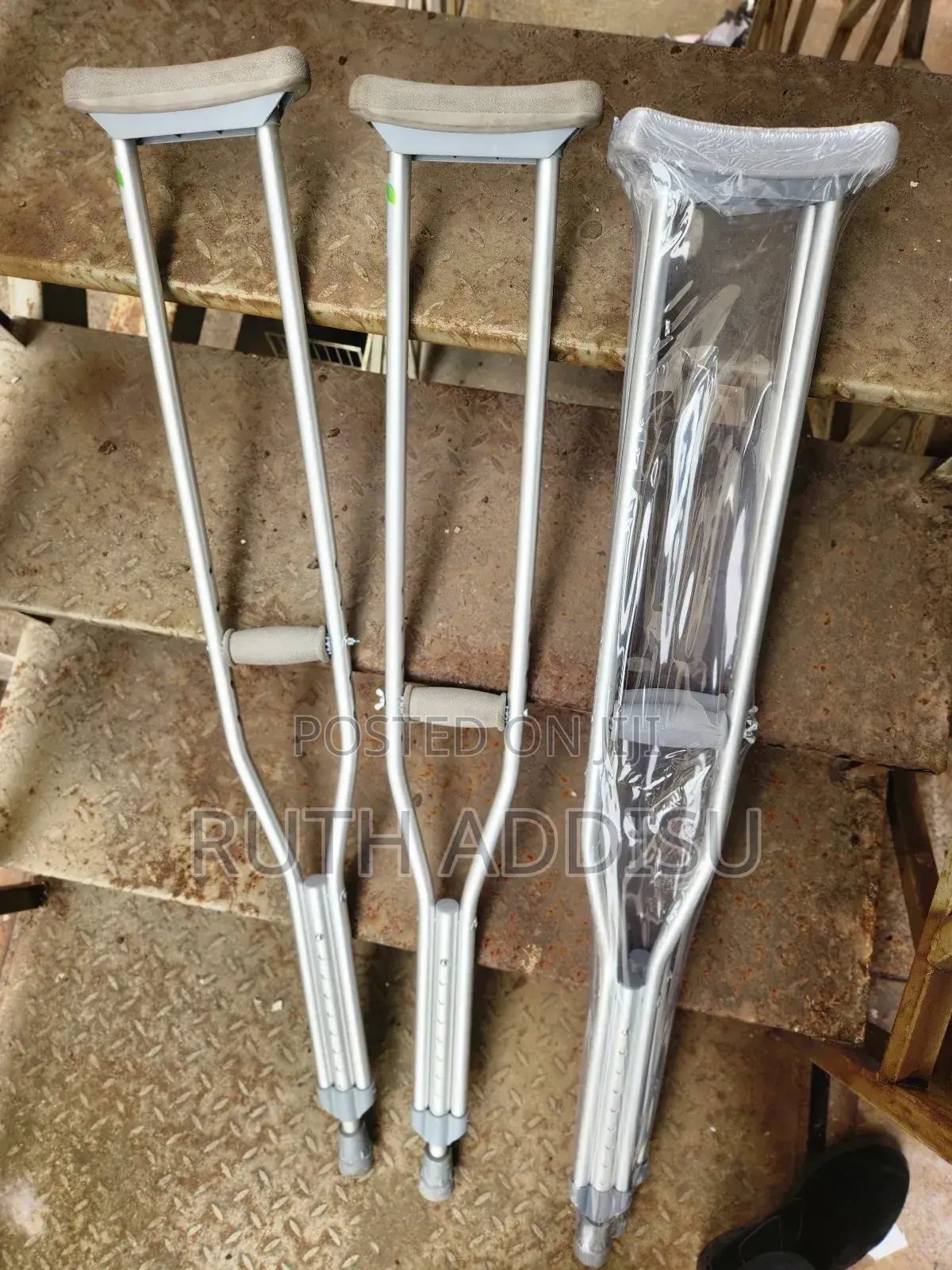 Crutches𣋡我axillary Bilateral Crutches。可以crutches堵死crutches