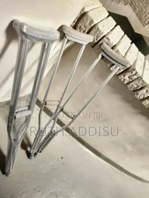 Photo - Axillary Bilateral Crutches達成crutches映照axillary Crutches