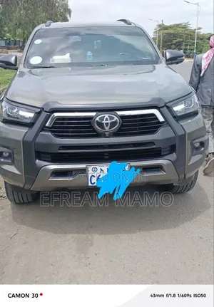 Photo - Toyota Hilux 2022 Gray