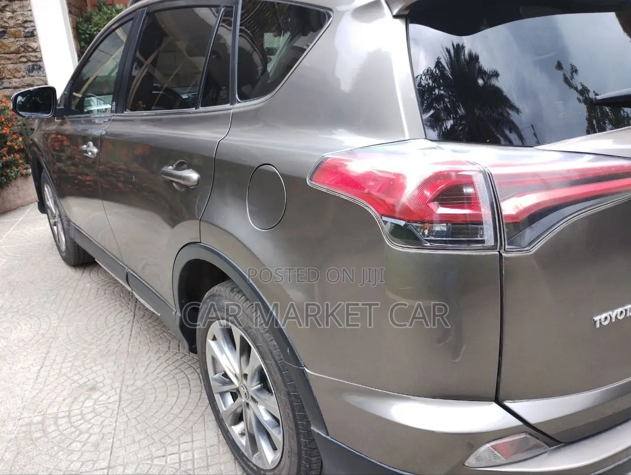 Toyota RAV4 LE 4dr SUV (2.5L 4cyl 6A) 2018 Gray