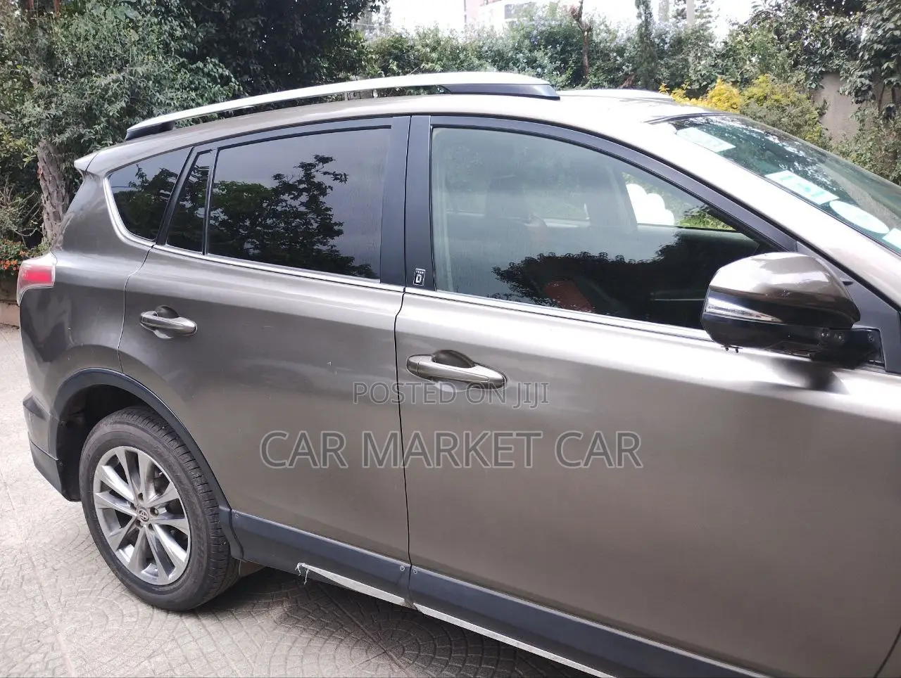 Toyota RAV4 LE 4dr SUV (2.5L 4cyl 6A) 2018 Gray