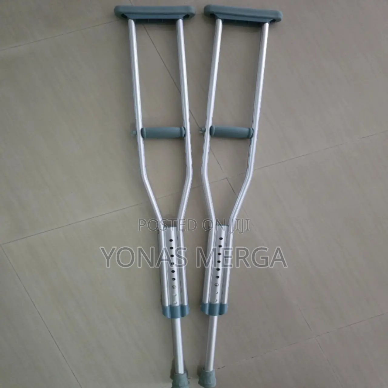 Crutches//Weight on an Injured Foot or Leg, Medical Crutches