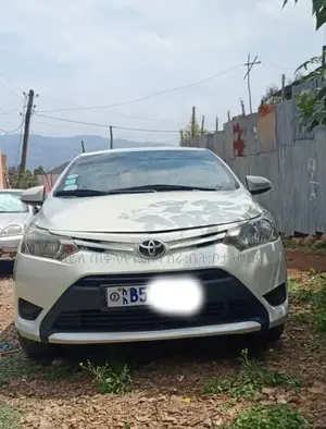 Photo - Toyota Yaris 2016 White