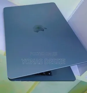 New Laptop Apple MacBook Air 2022 M2 16GB SSD 256GB