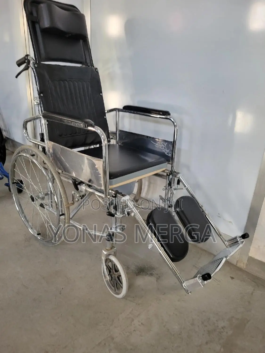 Wheelchair嗇坦features Adjustable Footrests妒妒wheelchairووwheel