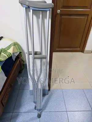 Photo - Crutches With Underarm Pad and Handgrip, Tall Adult, 1 Pair