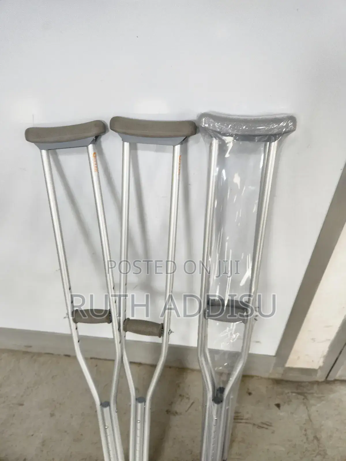 Crutches胺我axillary Crutches腔裏bilateral Axillary Crutches