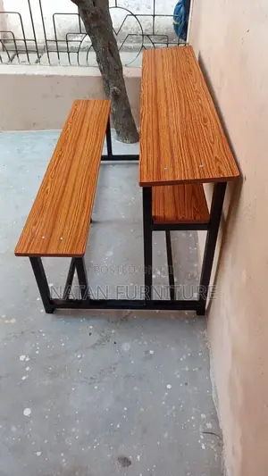 የተማሪ መማርያ ዴስክ ሙሉ በሙሉ በሀገር ውስጥ ዋንዛ እንጨት ባለ 1.30 ብረት የተዋቀረ