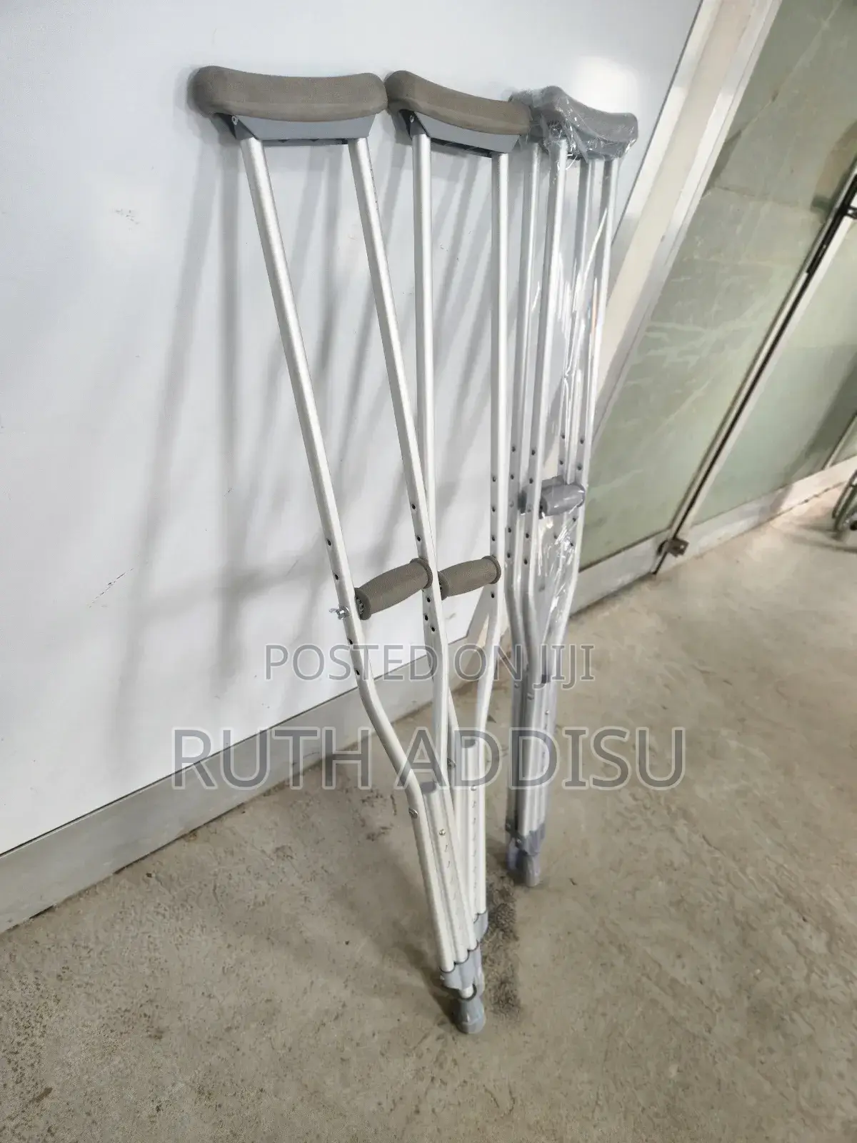 Crutches腕表crutches軍人crutches腔裏crutches墳地crutches墾荒crutches