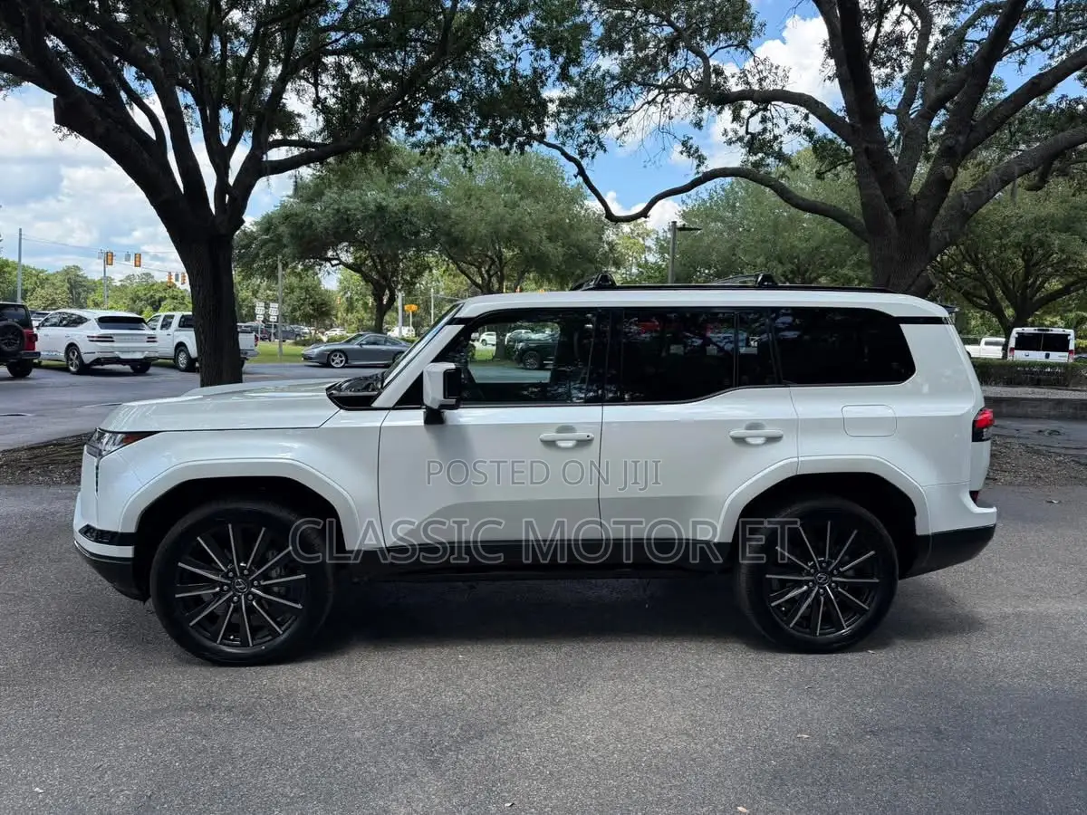New Lexus GX 550h Hybrid AWD 2024 White