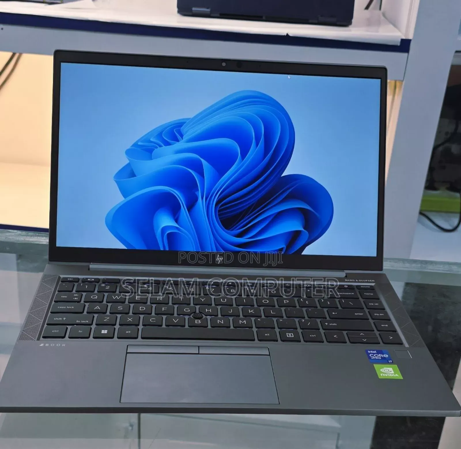 New Laptop HP ZBook Firefly G8 32GB Intel Core I7 SSD 1T