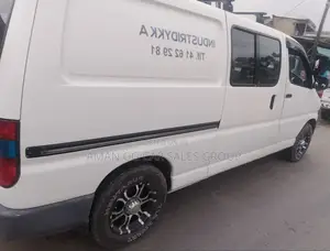 Toyota HiAce 2001 White