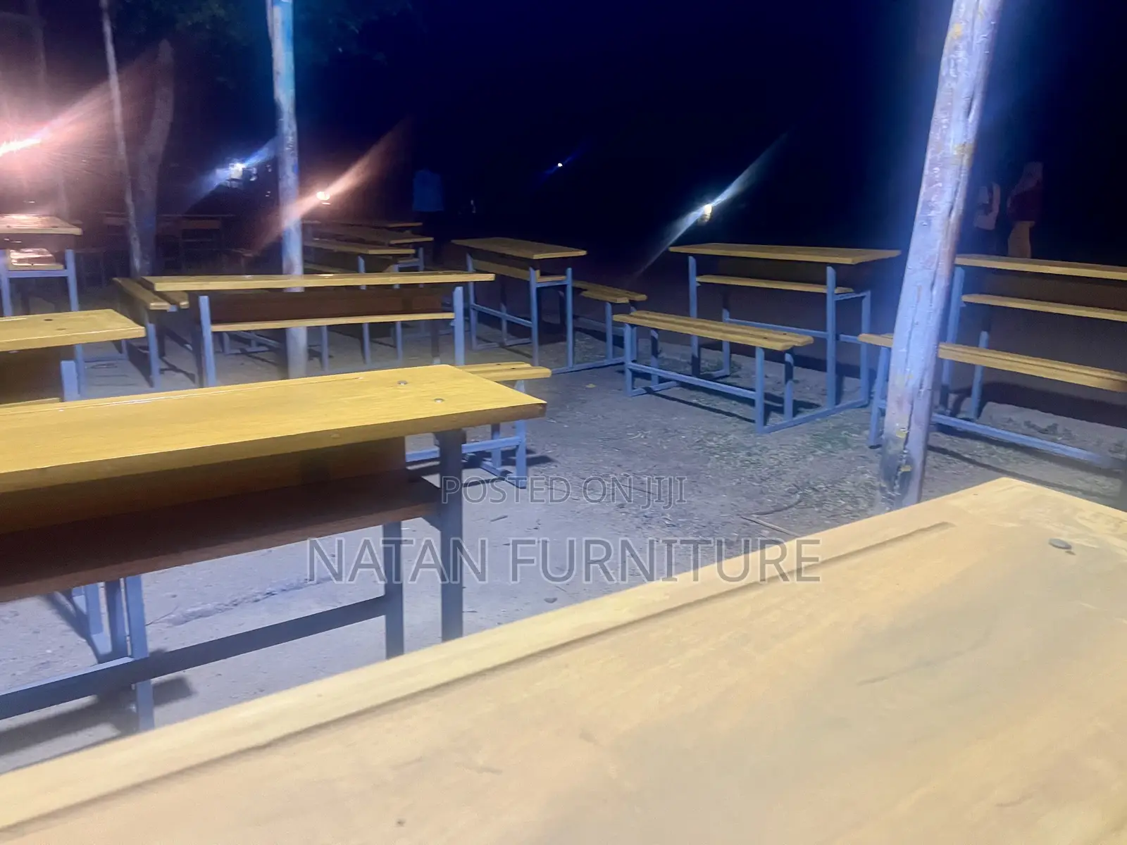 የተማሪ መማርያ ዴስክ ሙሉ በሙሉ በሀገር ውስጥ ዋንዛ እንጨት ባለ 1.30 ብረት የተዋቀረ