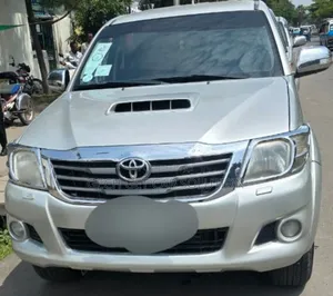 Toyota Hilux 2013 Gold