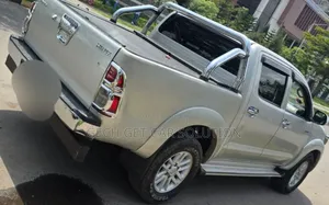 Toyota Hilux 2013 Gold
