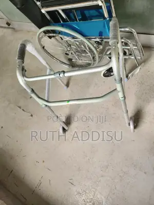 Photo - Medical Walker塊莖almunium Walker垢從walker幸好walker New執行walker