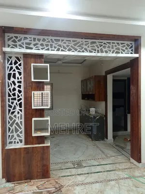 መሀል ሾላ መገናኛ ላይ ከነካርታው ያለቀ የንግድ ሱቅ ግራውንድ ላይ አስፓልት ዳር