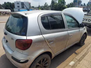 Photo - Toyota Vitz 2002 White