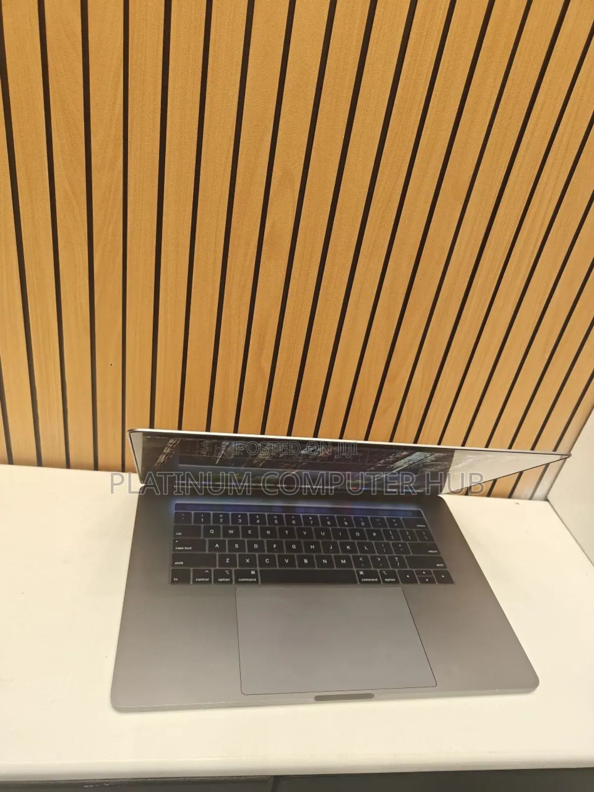 New Laptop Apple MacBook Pro 2019 16GB Intel Core I9 SSD 512GB