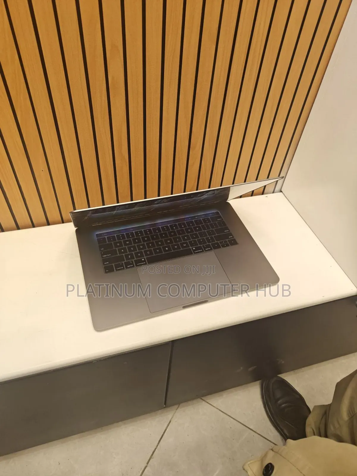 New Laptop Apple MacBook Pro 2019 16GB Intel Core I9 SSD 512GB