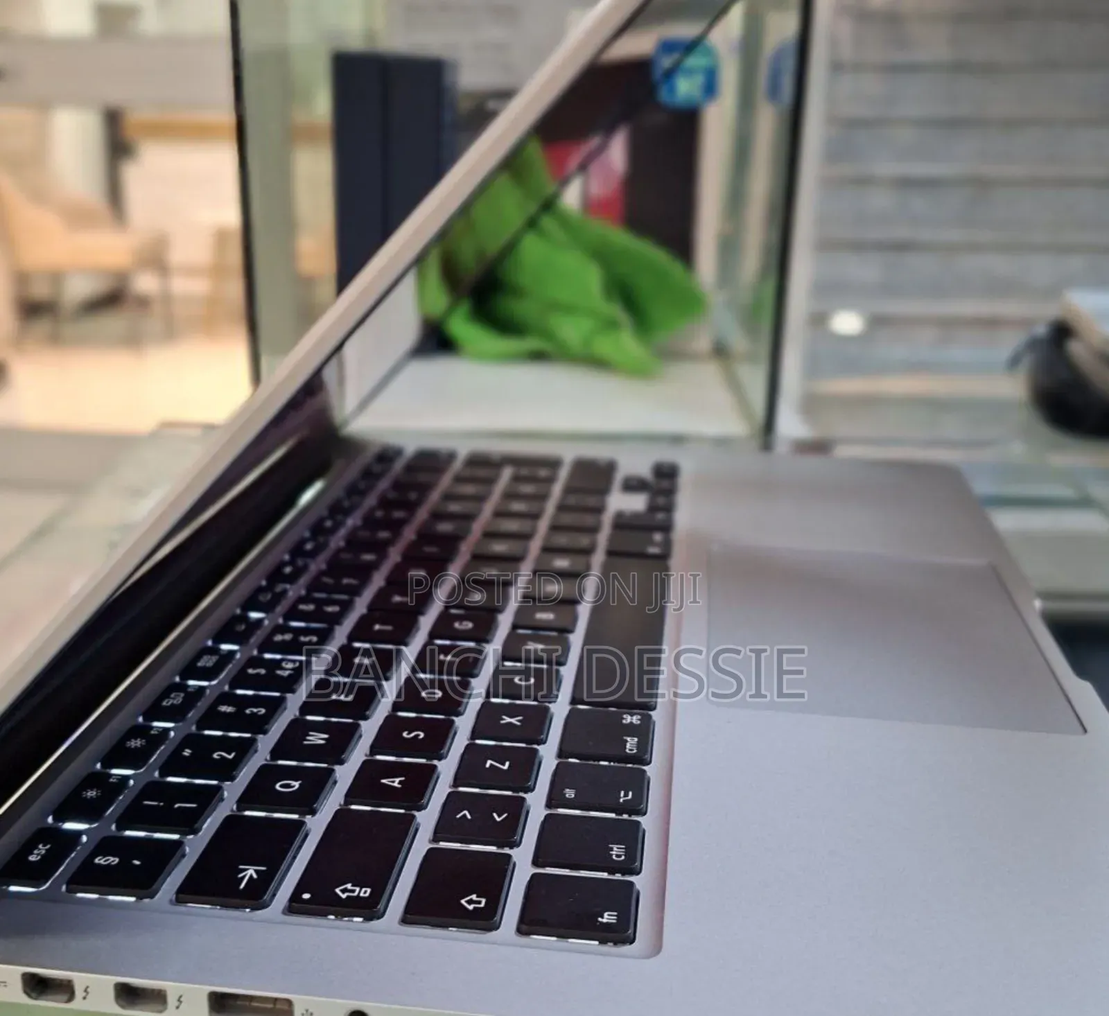 New Laptop Apple MacBook Pro 2017 8GB Intel Core i5 SSD 128GB