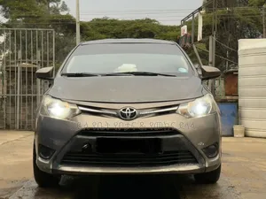 Photo - Toyota Yaris 2017 Gold