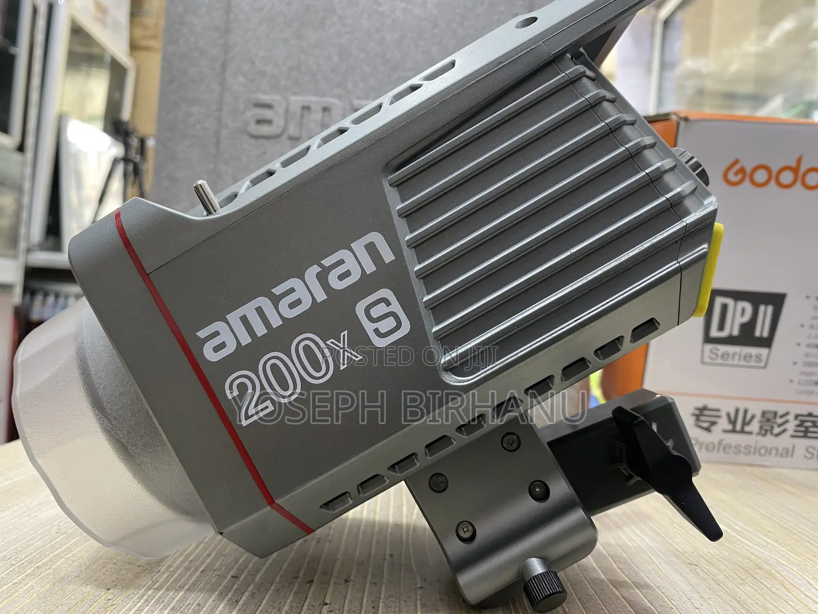 Amaran 200x. 200 Watt Video Light