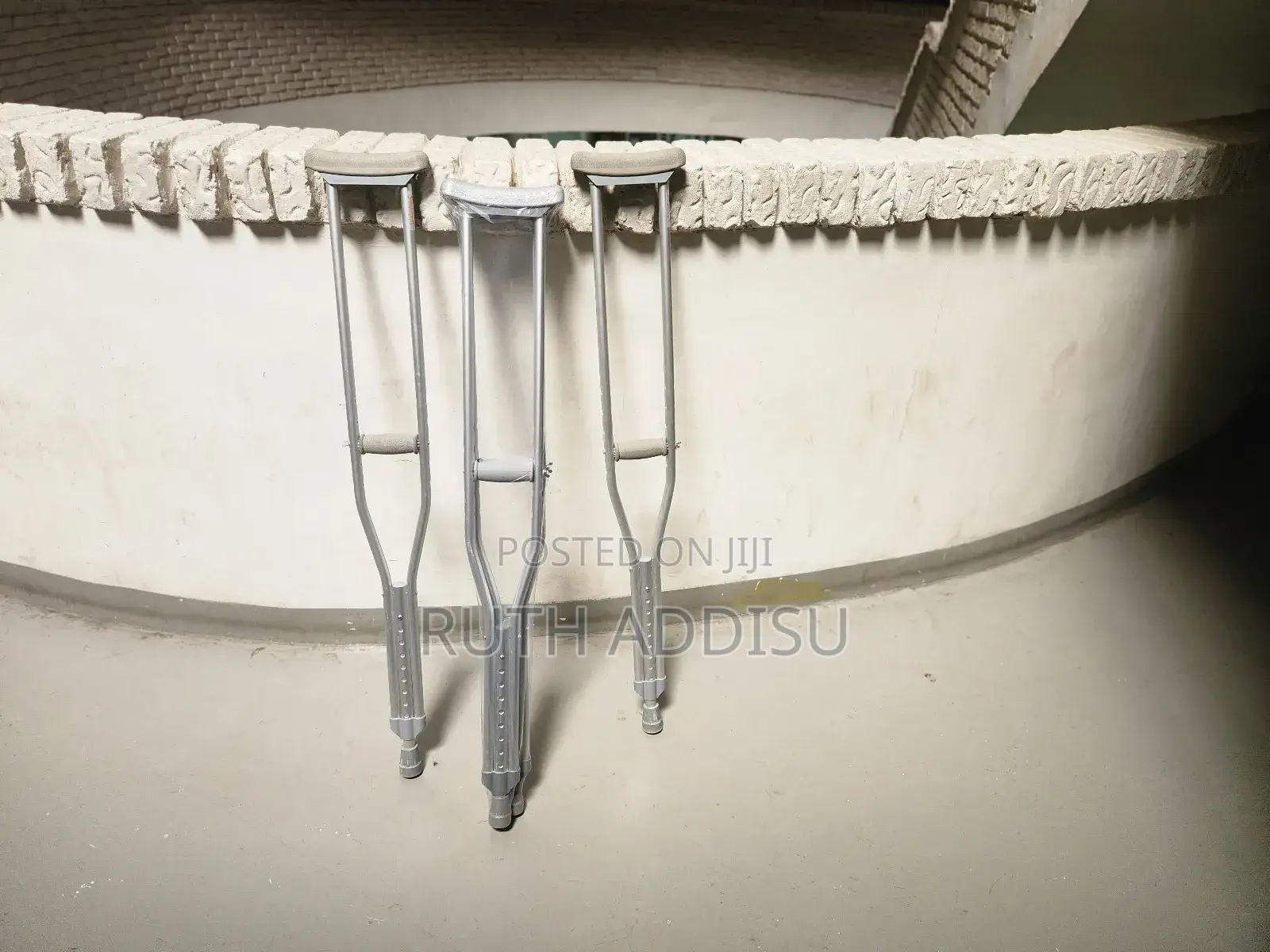 Bilateral Axillary Crutches马我crutches㫵我axillary Crutches