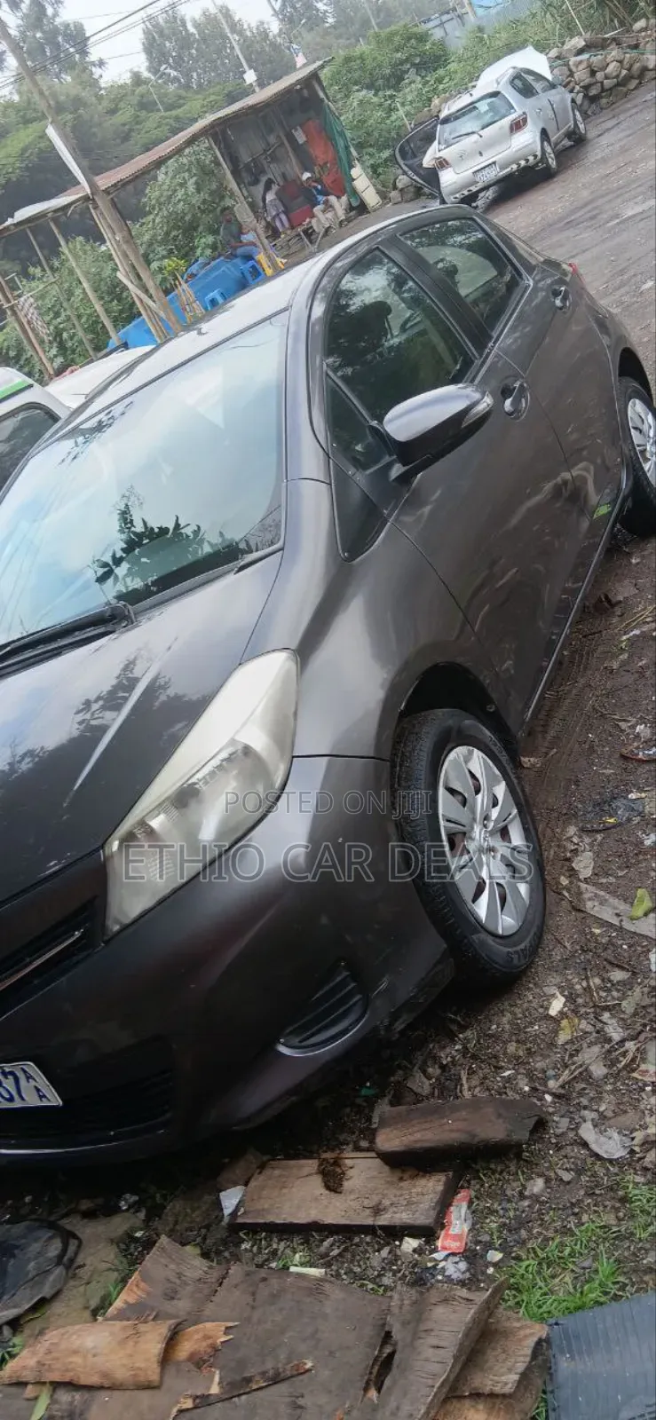 Toyota Yaris Base Hatchback 5dr 2011 Brown