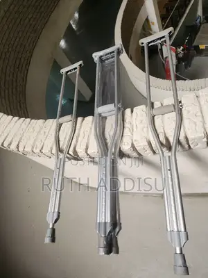 Crutches盎我crutches衹並axillary Bilateral Crutches型式axillary