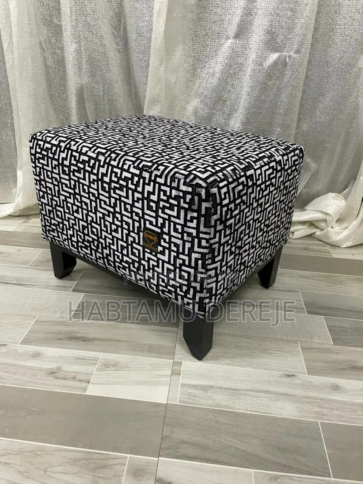Elegant Kursi Chair With Floral Design