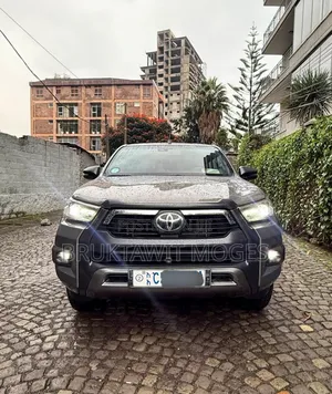 Photo - Toyota Hilux 2022 Gold
