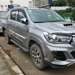 Photo - Toyota Hilux 2017 Silver