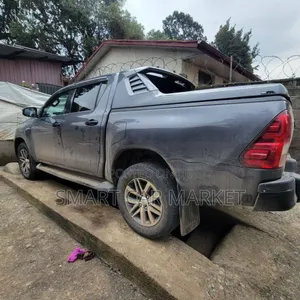 Toyota Hilux 2020 Gray