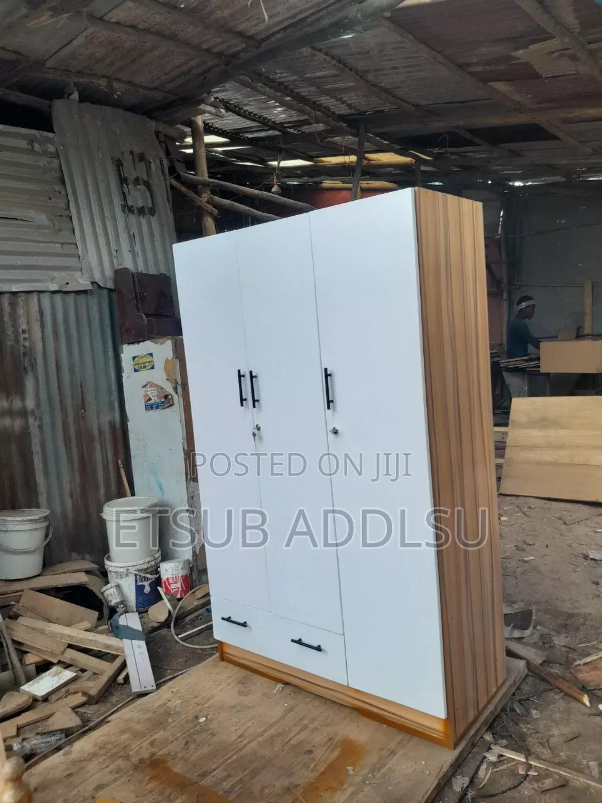 ቁምሳጥን በ ላምኔት የተሰራ 1.20