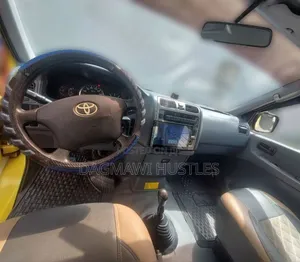 Toyota HiAce 2010 Yellow