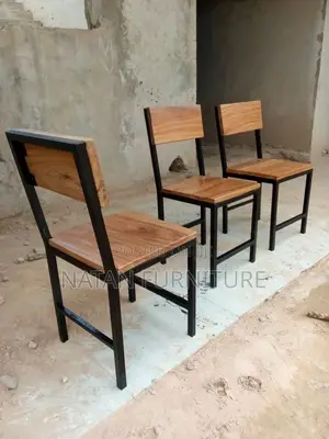 መቀመጫ ወንበር በብረት እና ጣውላ የተሰራ