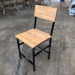 መቀመጫ ወንበር በብረት እና ጣውላ የተሰራ