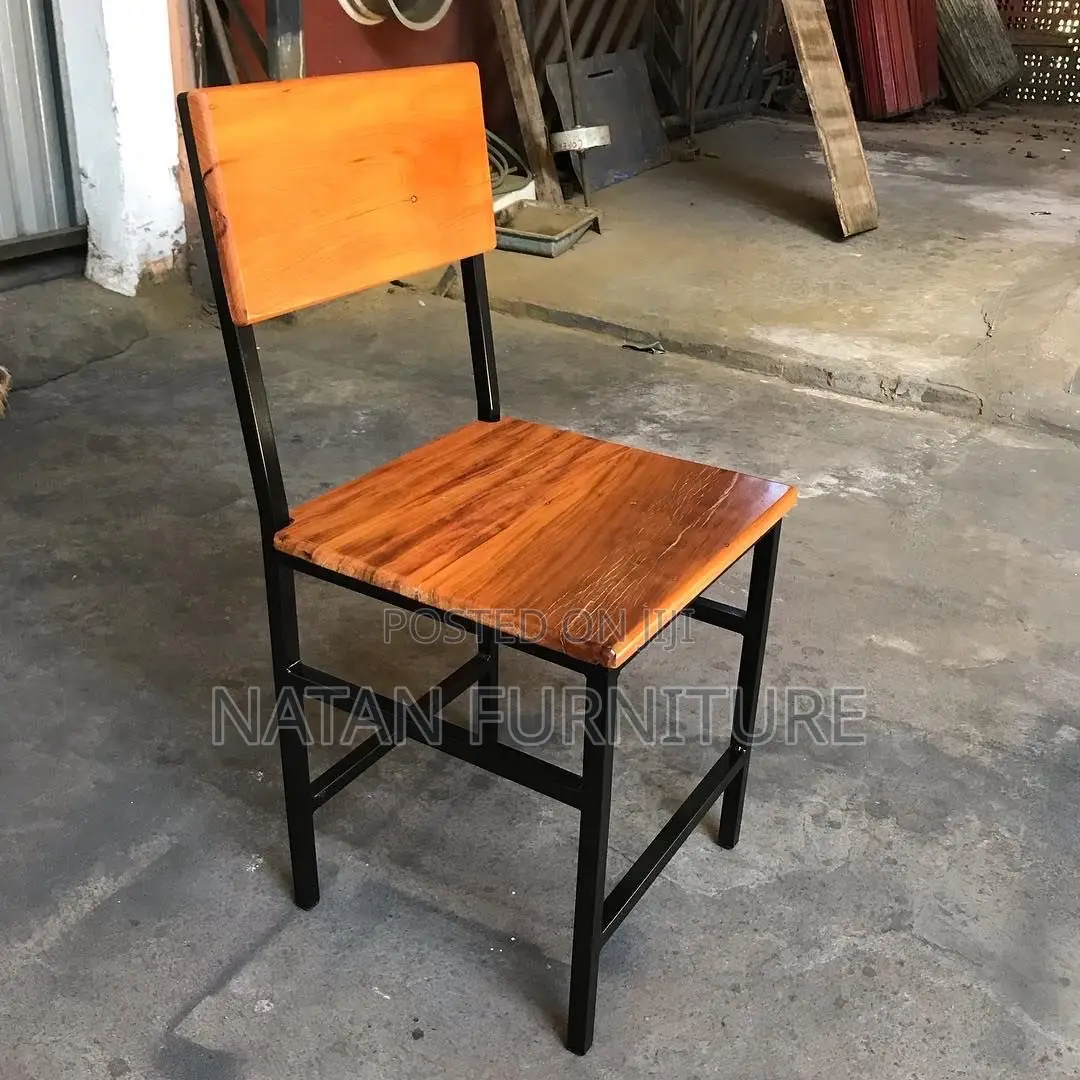 መቀመጫ ወንበር በብረት እና ጣውላ የተሰራ