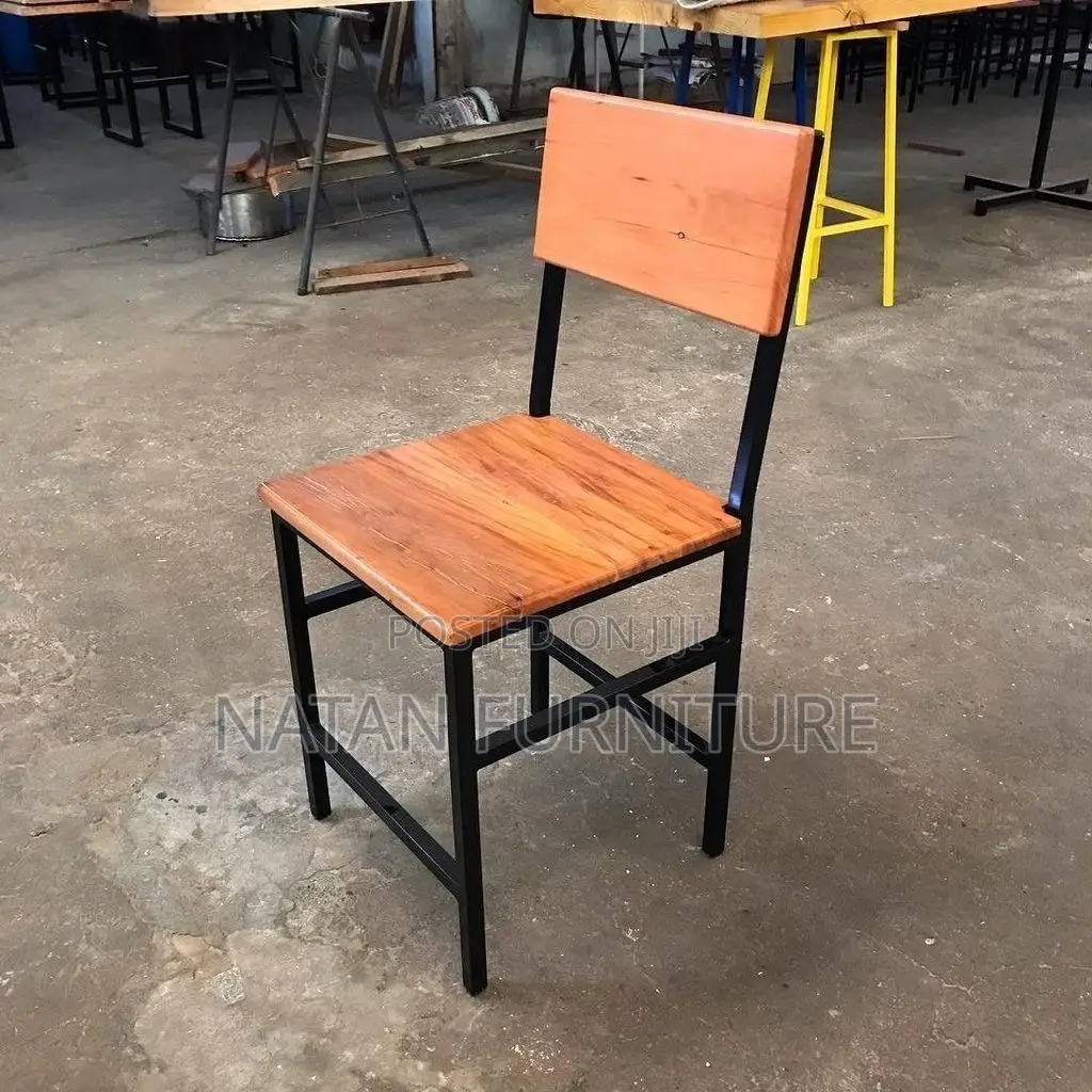 መቀመጫ ወንበር በብረት እና ጣውላ የተሰራ