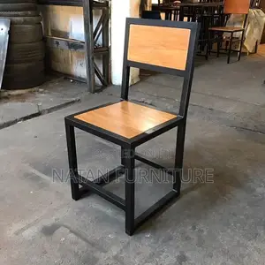 መቀመጫ ወንበር በብረት እና ጣውላ የተሰራ